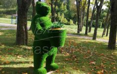 Медведь с кашпо